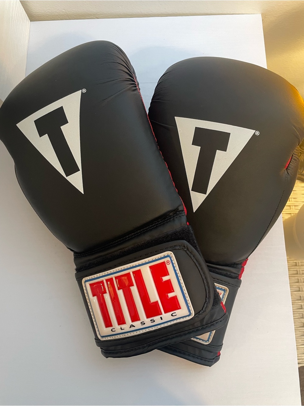 TITLE Classic Sparring Gloves Reg 12 oz Black/Red Adult Unisex ES-15